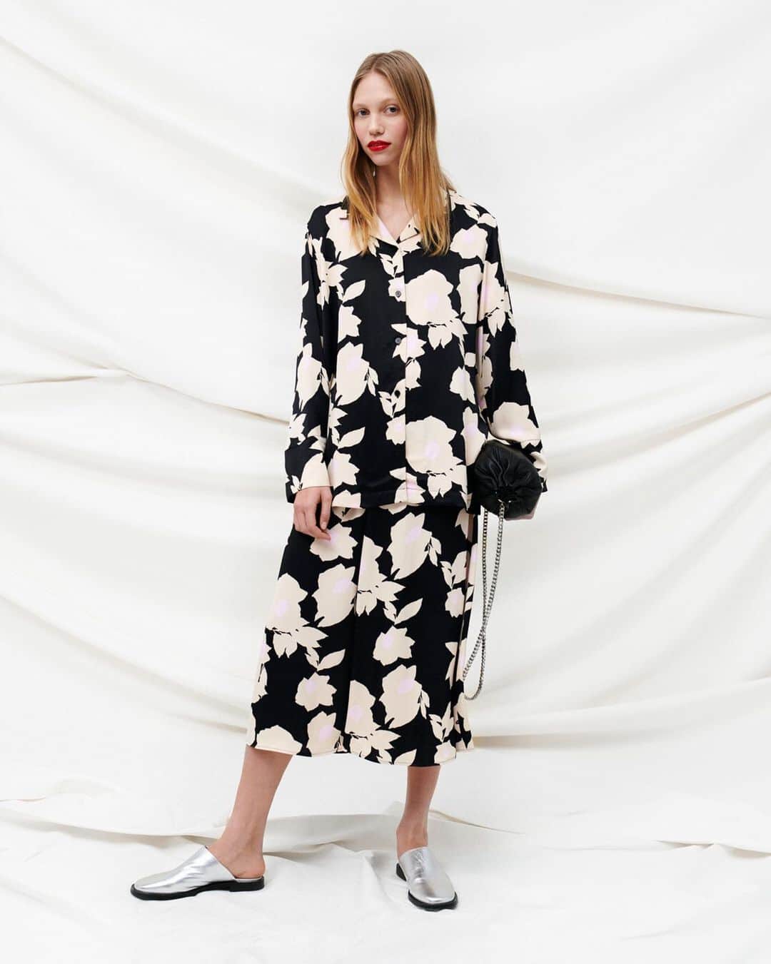 マリメッコのインスタグラム：「Instant mood lifter for Monday: dressing up! Here’s one of our favorite looks to feel dressed up but still staying comfy. From virtual meetings to Zoom-parties, this ensemble has you covered. #marimekko」