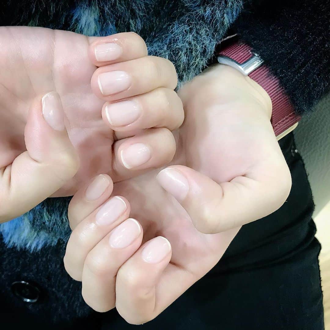 なかやまちえこのインスタグラム：「きまぐれキャット フォーミングジェルを使って自爪の補強をしました！⠀ ⠀ フォーミングジェルは、長さ出しもできるジェルなので、硬化後がとても硬く、自爪の補強にも使えます☺️⠀ ⠀ 使い方は、ベースジェル→硬化→フォーミングジェルでフローター→硬化→トップジェル。⠀ 今回はその後根元と表面を整え、ノンワイプトップで仕上げました！⠀ ⠀ クリア仕上げなので、伸びてきても根元のみリペアでお直しも簡単です☺️⠀ ⠀ フォーミングジェルは長さ出し以外にもとっても重宝してます。⠀ @kimagure_cat_whim ⠀ ⠀ #nail #nails #nailart #ネイル #美甲 #ネイルアート  #japanesenailart #manucure #japanesenails #manicurist #gelnails #أظافر #네일아트 #미용 #vẽmóng #ngườiđẹp  #เพ้นท์เล็บ #искусствоногтя #artedeuñas #เพ้นท์เล็บเจล #ジェルネイルデザイン #ネイルデザイン #senikuku #nagelkunst #自爪の補強 #フォーミングジェル #中田クルミ ちゃん @kurumi_nakata」