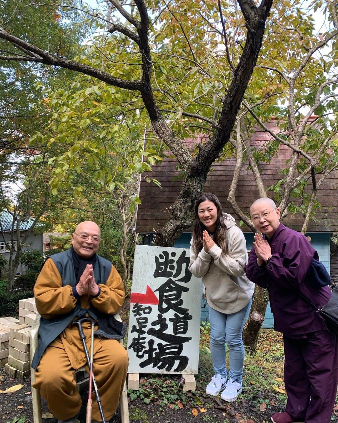 山口すず夏のインスタグラム：「・ アメリカから帰国し、自主隔離が終わってから、1週間広島県呉市にある、「断食道場　知足庵」に行ってきました⛰ ・ 思うような成績が残せず、シーズン中も自分の精神的な弱さをすごく痛感しました。 夏頃から、帰ったら修行に行こうと父と話していて、(父は行ってません)9月末にアメリカから和尚さんに電話し、1週間の修行を申し込みました。 ここ知足庵は、断食がメインの修行で、断食の他に滝行、回峰行、瞑想(座禅)、勤行、写経(写仏)をやります‼︎ 滝は最終日の前日に1回だけですが、1番心に来るものがありました。 約40mの高さから降ってくる滝は、すごい迫力で、滝に着いた時、'え!今からこの中に入るのか'と、とてもビックリしたし、入る前はすごく緊張しました😂 入ったら、すごい冷たいし寒くて震えるし、でも気合いを入れて大きい声を出さないといけないので、滝に打たれてる時は、無心の状態で声を出すことだけに集中する事ができました。 ですが、水圧が毎回変わるので強い時は、声が出なくなりそうになりましたが、気合いで乗り切りました‼︎ 滝から出た後もずっと震えてたけど、終わった時はすごく気持ちもスッキリしていて、パワーをもらえた気がします。 ・ 断食は、ニンジン1本とリンゴ4分の1を、ミキサーにかけてジュースにしたやつを、1日3杯飲んで、3日起きに朝だけ具なし味噌汁が飲めます‼︎なので、私は、17杯のにんじんリンゴジュースと、2杯の具なし味噌汁を飲みました😂(最終日の朝はお粥です) 最初はどうなる事かと思ったけど、意外と我慢できるもので、自分でもビックリしました‼︎😳 カラダの毒素がなくなっていったので、肌が綺麗になりました☺︎(ホント笑) お腹は常に空いていたけど、その忍耐力と、お腹が空いていても何かに取り組む集中力を養う事ができたのではないかなと思います。 ・ 何もかもが初めての事でしたが、本当に貴重な経験をする事ができました。 来シーズンに向けて、今やるべき事を一つ一つこなしていって、皆さんに良い報告ができるように必死に頑張っていきます！💪✨ ・ #知足庵#断食道場#ゴルフ #みやびも最後の3日来てくれた #楽しかった #雨の中の回峰行も結構良かった #和尚さんも奥さんもとても良い人 #これからも頑張ります ちなみにここは、どんな人でも受け入れてくださるので、興味のある方は是非、「断食道場　知足庵」で調べてみてくださいね☺︎」