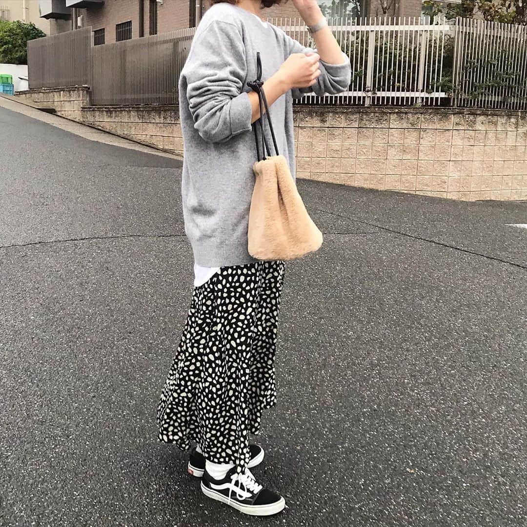 __mai____のインスタグラム：「. 最近 ユニクロのカシミヤニット🧶を購入しました♡ #カシミヤクルーネックセーター men'sのxlです☺︎旦那と兼用で☺︎ やはり肌触り良い〜♡ . . 他は着回しです…☺︎ . . #uniqlo #ユニクロ #vans #レオパード #ユニクロニット #ユニクロニット部 #ユニクロニット族 #uniqloginza2020FW #ニットコーデ #PR #カジュアル #カジュアルコーデ #ママコーデ #globalwork #グローバルワーク」