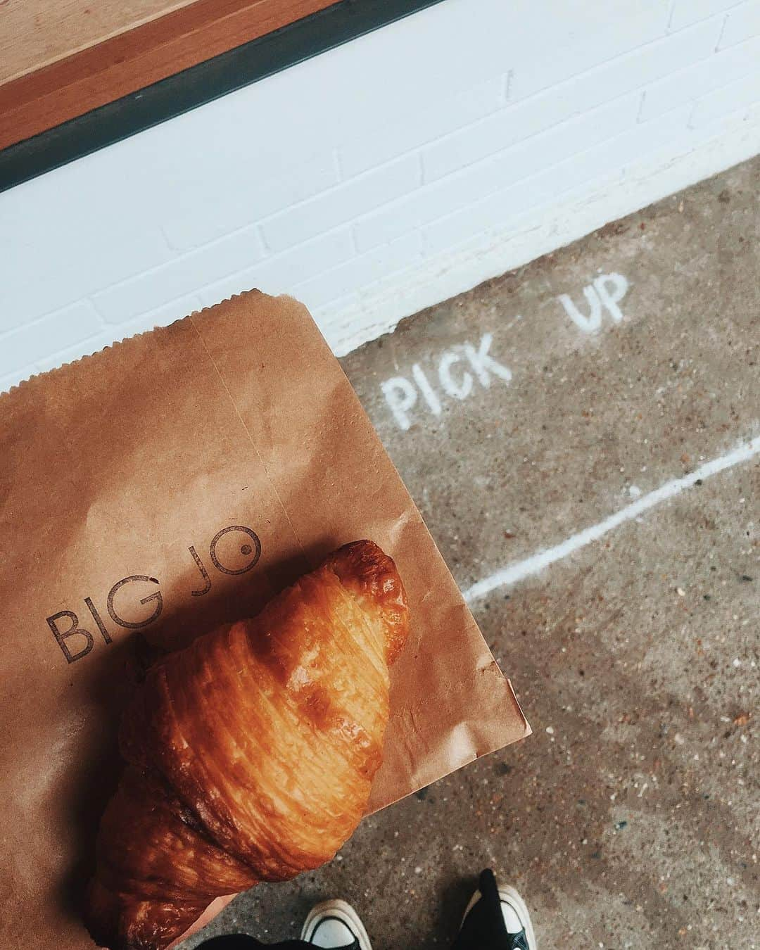 Yu-kiさんのインスタグラム写真 - (Yu-kiInstagram)「Day 5 of second lockdown with this an amazing croissant 🥐  家の近くに出来たベーカリー🥪気軽に買いに行けるパン屋(ランチもディナーも出来る)が出来てほんと嬉しい😌今日はクロワッサンにしたよ🥐ロックダウンだけど、こういう楽しみもある💭ロックダウンになると天気が安定する🙄#bigjo#LONDON#UK」11月9日 22時01分 - yu_ki96