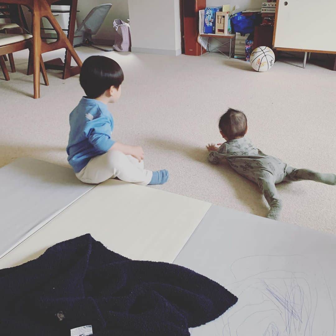 安田美沙子さんのインスタグラム写真 - (安田美沙子Instagram)「男の子って。。。やんちゃ！ ついに、パパの大事な家具にお絵かきしてしまいました。笑 多分カーズが走るサーキットを描きたかったんだろうなぁ。 . . . ただ、めちゃくちゃ上手にぐるぐるが描けてる。色んな想像力を働かせて描いたんだね✨ お手伝いも沢山する中やんちゃもいっぱい。 無印で、でっかい用紙が売ってたから買いたいなぁ😊車じゃないと運ぶ勇気はないけど。。 . . . 弟くんは、行動範囲が広くなりすぎて、気付けばどっかに入ってる！笑 いよいよ兄弟のやりとりが増えてきました😊大変じゃないとは言えないけど。。毎日楽しませてもらってます🥰 . . . #boys #brothers #mama #drawing #cars #love」11月9日 22時03分 - yasuda_misako
