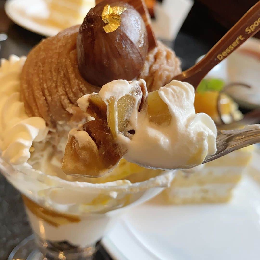 里井真由美さんのインスタグラム写真 - (里井真由美Instagram)「#chestnut #cakes  横浜 ホテルニューグランドさんの和栗ショートケーキでございます〜 @hotelnewgrand   ふわっふわっ ふわっふわっ ♡😆♡  スポンジが柔らか〜く、ホロホロのそぼろ状の栗がドンピシャにあいます。  例えばね、いちごは生クリームたっぷりのショートケーキが 良いのかもしれませんが、和栗のショートケーキって 実はこのバランスが良きなのかも♡  と、再確認できた和栗ショートケーキ  ぜひ〜召し上がってみてくださいね。  ちなみに🙋‍♀️ わたしはモンブランパフェとダブルで攻めちゃいましたわよん😎🌰💪❤︎ ふふふ  #横浜#横浜ホテルニューグランド #ホテルニューグランド #モンブランの世界#栗#和栗#栗スイーツ#モンブラン#里井真由美#里井ワグリーナ真由美#ワグリーナ#ワグリーナ真由美#japan#アフタヌーンティー#零食#さといいね#스위트#ありが糖運動#まゆログ#甜食#着物#フードジャーナリスト里井真由美#断面モンブラン#kimono#kimonostyle」11月9日 22時08分 - mayumi.satoi