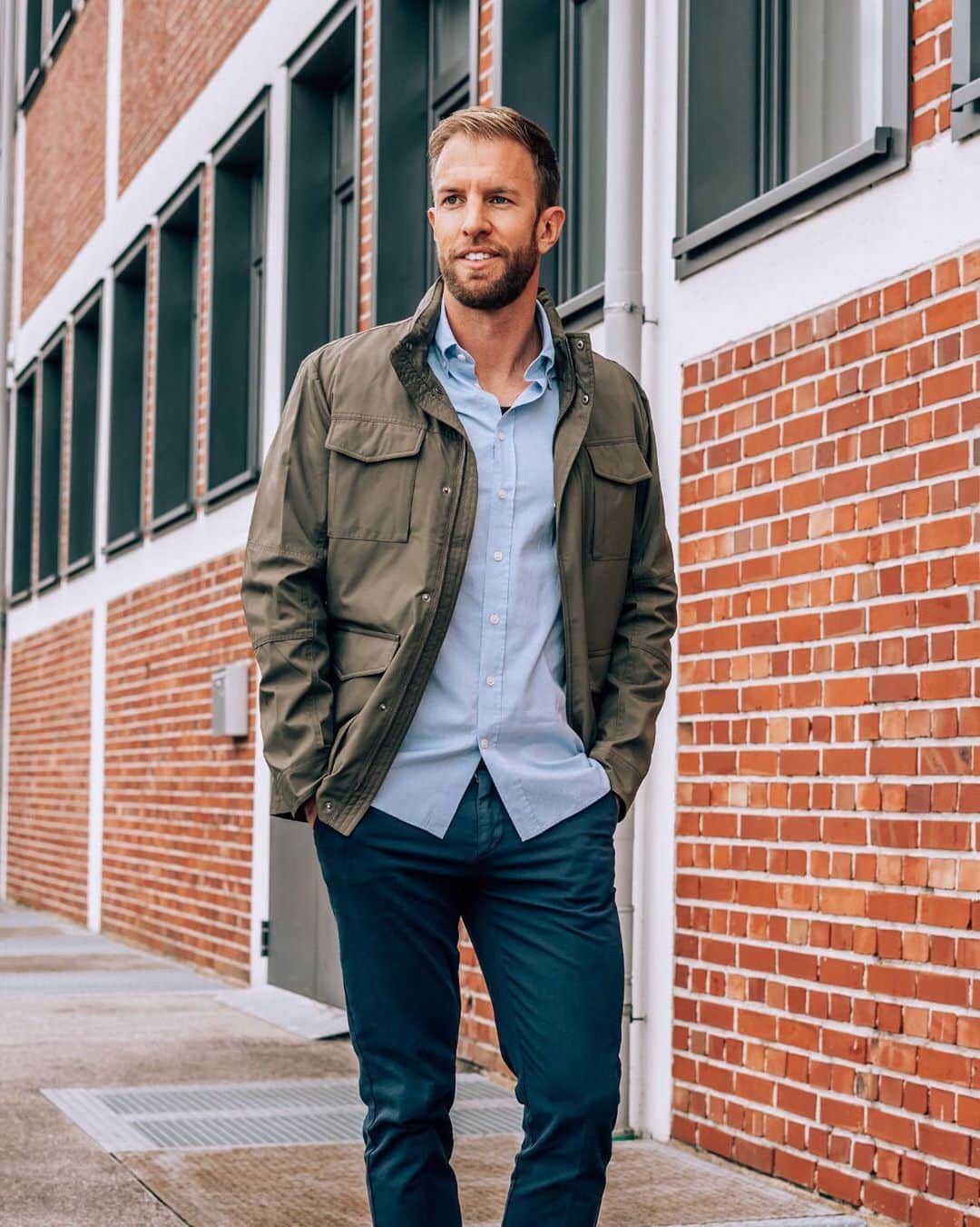 ハケットのインスタグラム：「Borders may or may not be shut. However, pilot @jonas_sofly continues to takes style to the top flight. #STAYHackett」