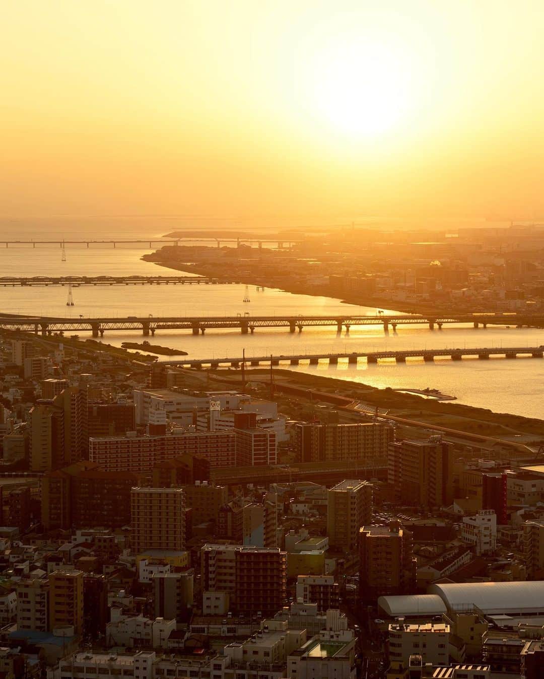 Koichiのインスタグラム：「| 夕陽が綺麗だった日 . 16:59→17:04→17:30 30 minutes at sunset . #Hellofrom #Osaka #BeautifulJapan . . Lens filter #OPF650L @tokyo_grapher Lens #SEL2470GM @sonyalpha .」