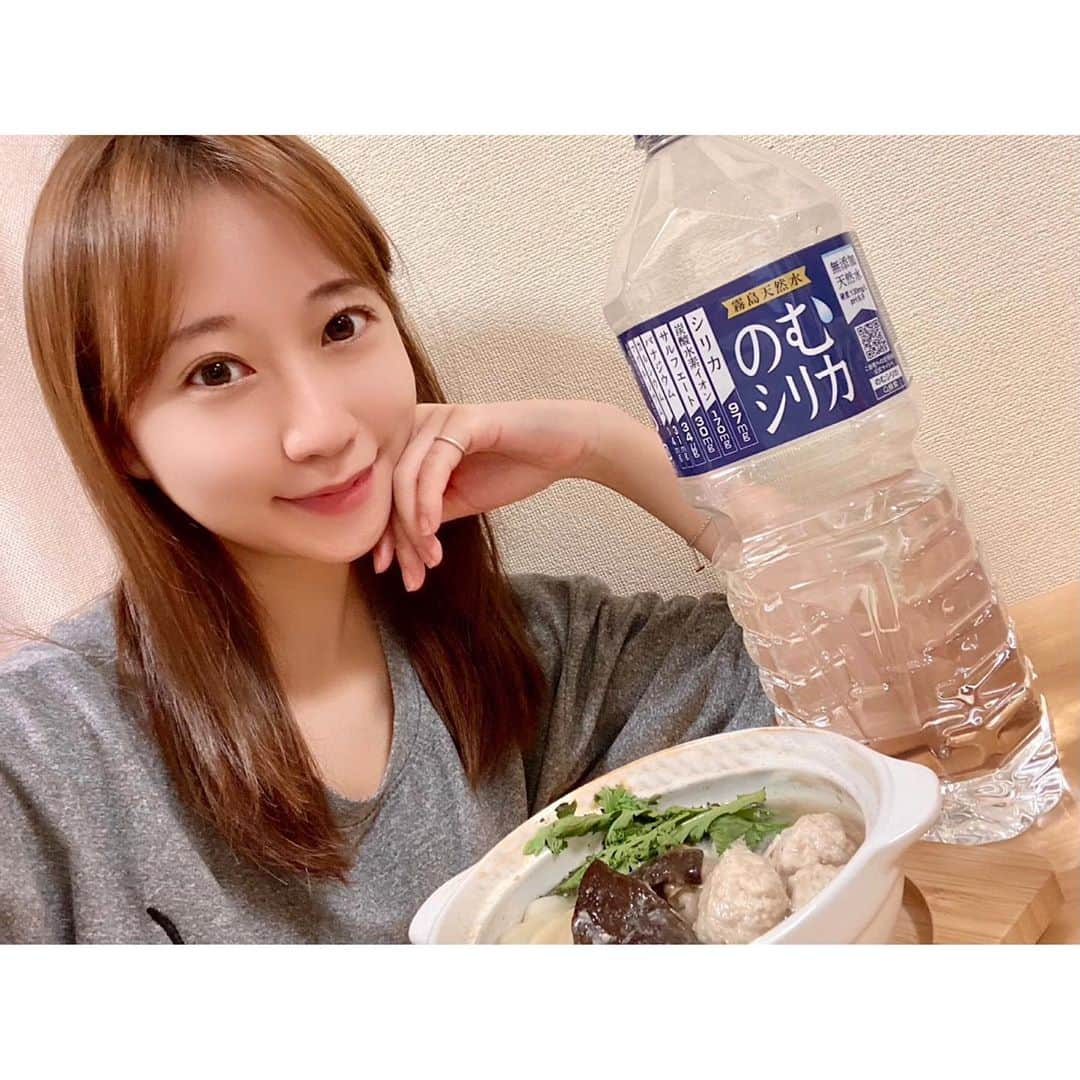 住吉史衣さんのインスタグラム写真 - (住吉史衣Instagram)「. . 手のひらサイズのお鍋🍲をゲット♡これからの時期に最高🥰 普段から使ってる『のむシリカ』が キャンペーンやってるので参加♪ . シリカは食材の旨味が引き出されて美味しくなるの💓 やっぱり旬の食材を使うの美味しいなぁ〜🤤🍁 . . @nomusilica_official  第2回のむシリカレシピコンテスト開催中！ 料理テーマは「秋の食材」コンテストの商品のクオリティが格段にアップしてるみたいなのでぜひ☺️ #シリカ水 #シリカ水 #のむシリカ #supported #のむシリカレシピコンテスト #pr #ナチュラルミネラルウォーター #霧島天然水 #美容 #デトックス #ダイエット#ケイ素 #霧島天然水 #旨味アップ #美味しさ ♡#鶏鍋 #鍋 . . ■コンテストの応募方法 1.公式インスタ「@nomusilica_official」をフォロー 2. のむシリカを使用したこだわり料理を撮影   第2回目のテーマは秋の食材 3.テキストに簡単なレシピを記載 4.料理写真に「@nomusilica_official」の画像タグ、テキストに「#のむシリカレシピ」のタグをつけて投稿で応募完了！ . .」11月9日 22時24分 - fumie_0426