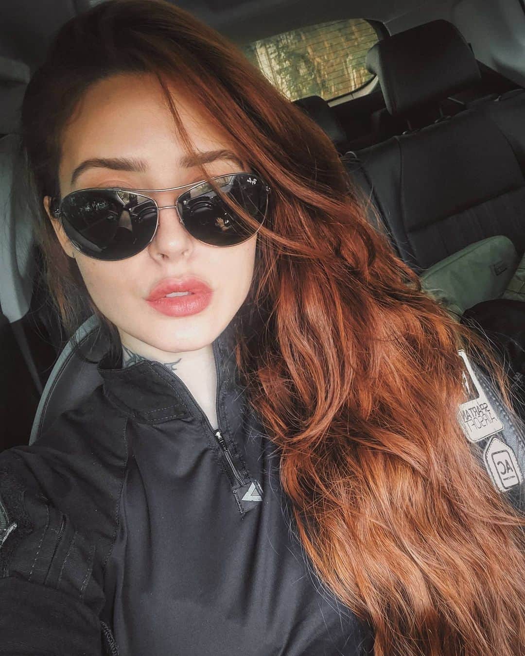 Anna Vargasのインスタグラム：「Conselho pra essa semana: Seja produtivo, gaste menos tempo com inutilidades e não faça merda.😎🚨🍩 . Parceiros: LOJA: @store_airsoft Use o cupom MYST para ganhar 5%OFF . EQUIPAMENTOS TÁTICOS: @511tacticalbrasil . MUNIÇÃO: @spartanairsoftmunition . TREINAMENTOS TÁTICOS: @fhtreinamentosespeciais . MIRAS: @mundomira . PATCHES BORDADOS: @1ciadistintivosoficial . SITES: @sitevipinternet . CAMISETAS: @teamsix.brasil . #airsoft #airsoftbrasil #milsim #airsoftgirl #tactical #tacticool #military #airsoftcommunity #girlsandguns #police #bope #officer #blacksuit #fardapreta #cop #rayban #redheads」