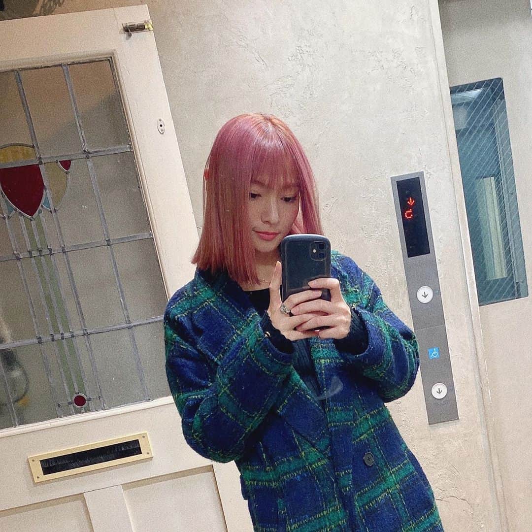 滝口成美のインスタグラム：「引き続き暖色系🍒 @1009higu さんありがとうございます☺️  #暖色系 #ピンクヘアー #髪のびたな」