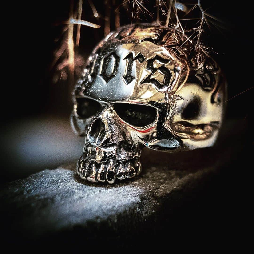 クレイジーピッグさんのインスタグラム写真 - (クレイジーピッグInstagram)「Christmas is around the corner and we’re ready for your orders! Avoid the Christmas postal rush and lock in that rock n roll gift now + 15% OFF EVERYTHING ONLINE #skull #halfjaw #rocknroll #jewellery #ring #silver #gothic #sparks #experiment #shadow #engraving」11月9日 22時21分 - crazypigdesignslondon