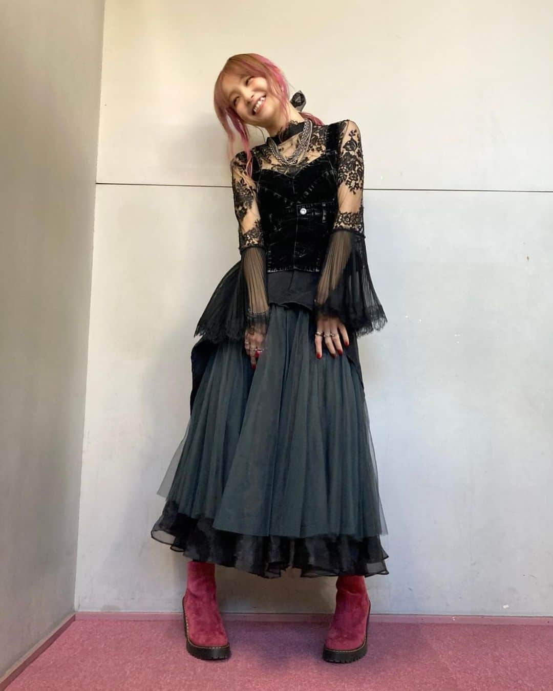 LiSAさんのインスタグラム写真 - (LiSAInstagram)「#CDTVライブライブ 様トップバッターでした。紅蓮華の羽織を脱いで早変えで炎仕様に髪もリボンでまとめてもらいました👹🔥 二曲お届けさせていただいて嬉しいです。 劇場版　鬼滅の刃　無限列車編を感じる演出を作っていただき「炎」オリジナルバージョンでフルサイズ初披露でした。(番組最初のMCが一番緊張した) この日のためにスタッフの皆様が映画を観に行ってくれました。 映画館でお楽しみいただいた皆様にそんなところも届いていますように。(私も泣きそうになった) 心に炎を灯して。 ありがとうございました。 #炎　#紅蓮華　#鬼滅の刃　 #りさふく #くばちゃまコーデ　#うじいえたんへあー　  labelleetude #drmartens」11月9日 22時32分 - xlisa_olivex