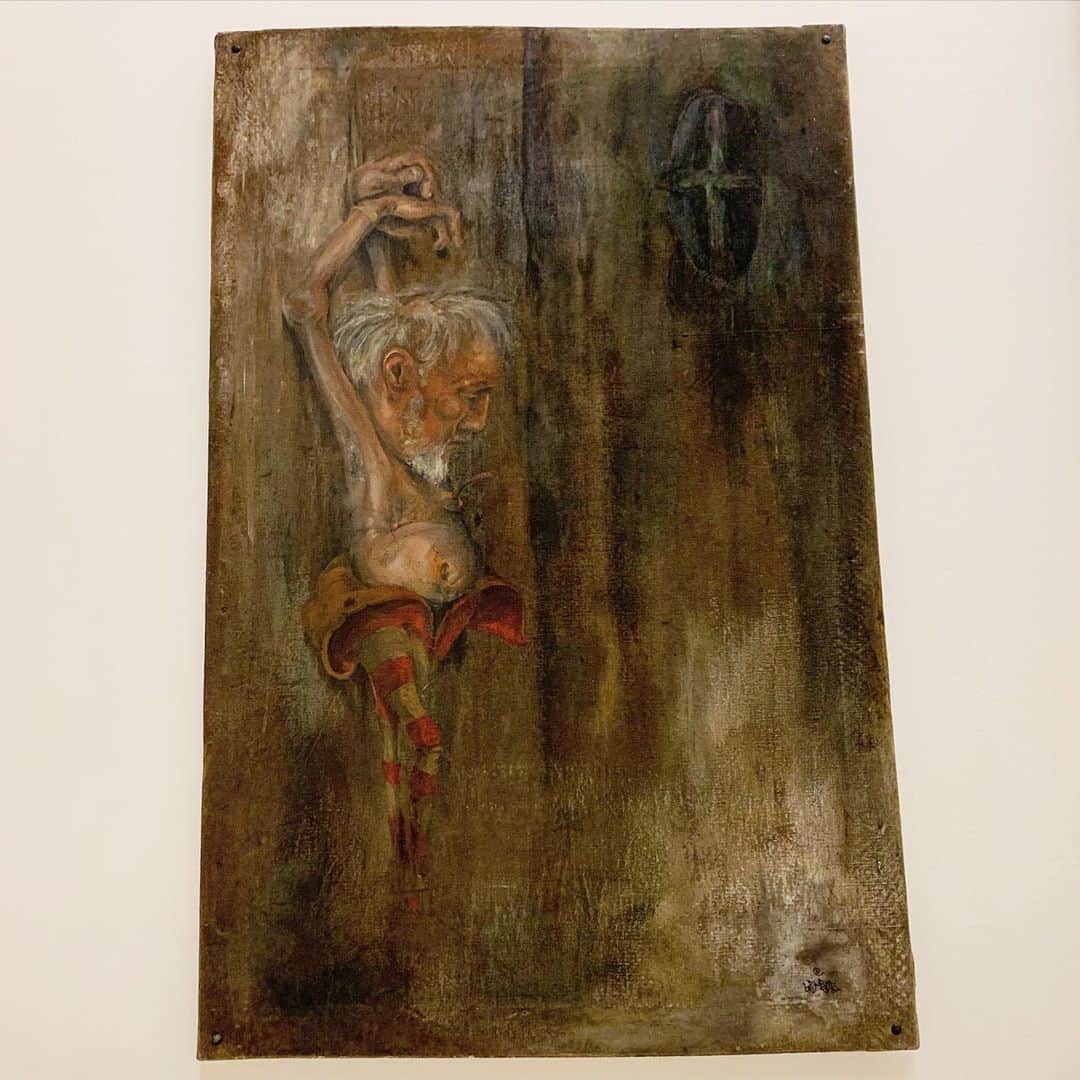 のインスタグラム：「Óleo sobre tela (lona de caminhão) 1990 / oil on canvas  #SEGREDOS @pinacotecasp  #panoramica from 1974 till 2020 Ingressos apenas pelo site da Pinacoteca  tickets only through the pinacoteca website」