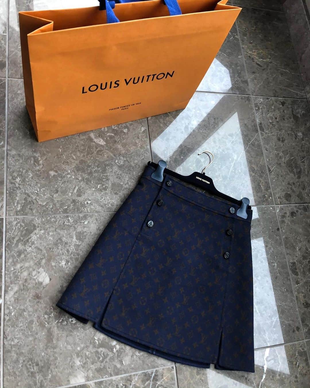 沙月のインスタグラム：「. . . louisvuitton  . . 時間差更新❤︎ . . #louisvuitton  #vuitton  #ルイヴィトン #数回着た後に撮ったからしわ🤣」