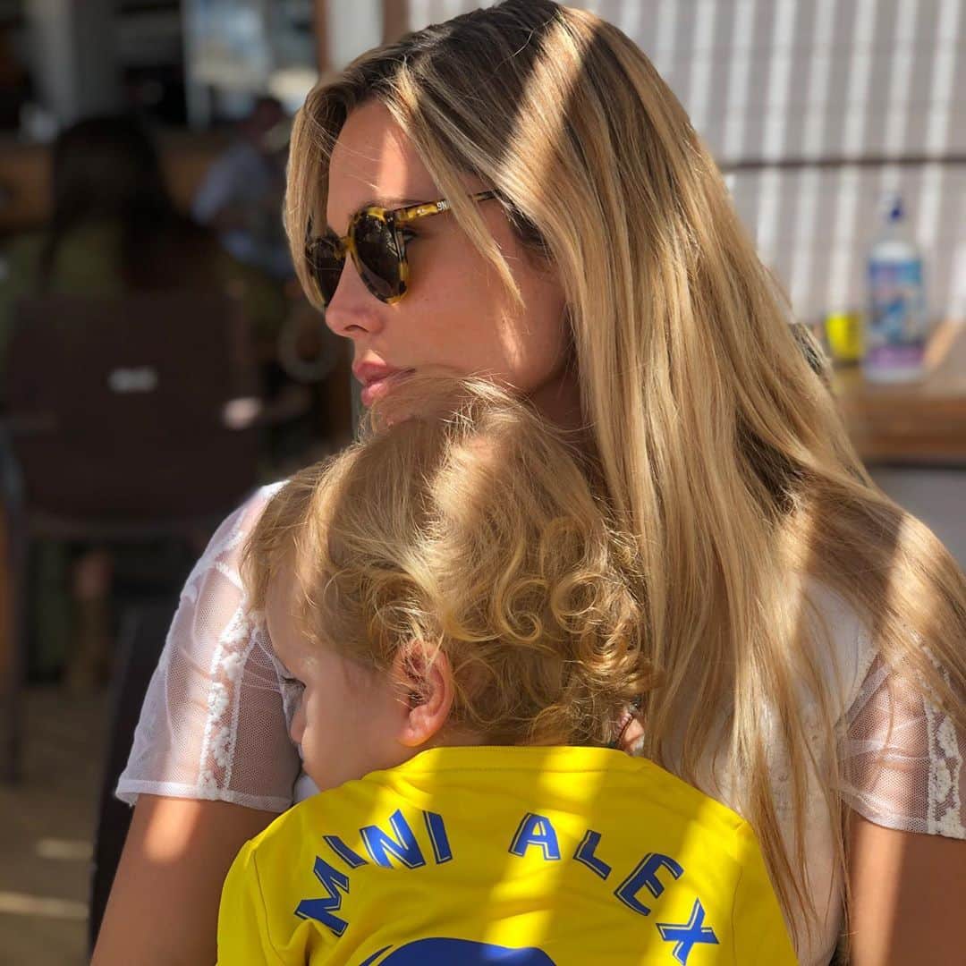 アレハンドロ・フェルナンデス・イグレシアスのインスタグラム：「Feliz cumpleaños SanSan!! 🤗 Eres la mejor del mundo, que haríamos sin ti... te queremos muchísimo 😍」