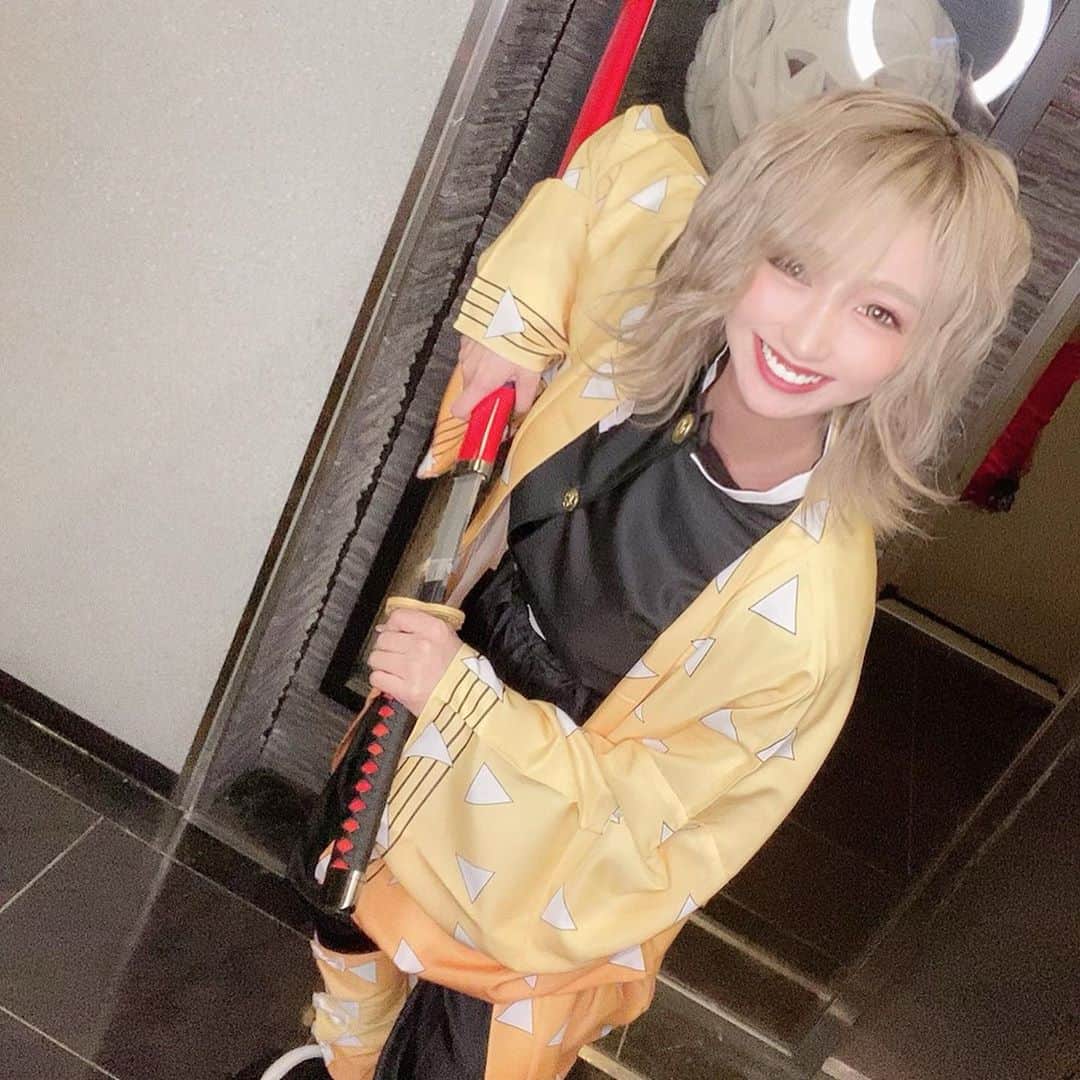 ゆらのインスタグラム：「＊  時差更新🥺笑 全然似てないけど善逸 やらせていただきました🤭💗  刀が惜しいですね、 白買えば良かった😱  #福岡　#キャバクラ　#中洲 #キャバ嬢　#鬼滅の刃　#コスプレ #善逸  #雷の呼吸 #アニメコスプレ #鬼滅の刃コスプレ　#調子乗りましたすみません #ハロウィンコスプレ  #ハロウィン」