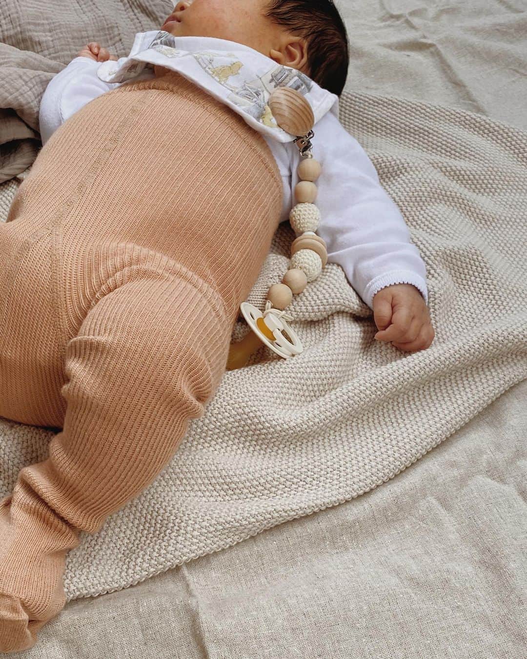 目見田早弥子のインスタグラム：「🍦 かわいいおしゃぶりホルダー𓈒𓂂 私ホルダーの鹿の子編みみたいなパーツが好きで♡ 暖かみがあって優しい雰囲気で、スキ🕊 こちらbibsのおしゃぶりとセットで販売されています♡ Thank you! 🤍@clochette___h 🤍 ⠀ 寒くなってきたからブランケットもガーゼケットから 鹿の子編みのあったかいやつに🍁」