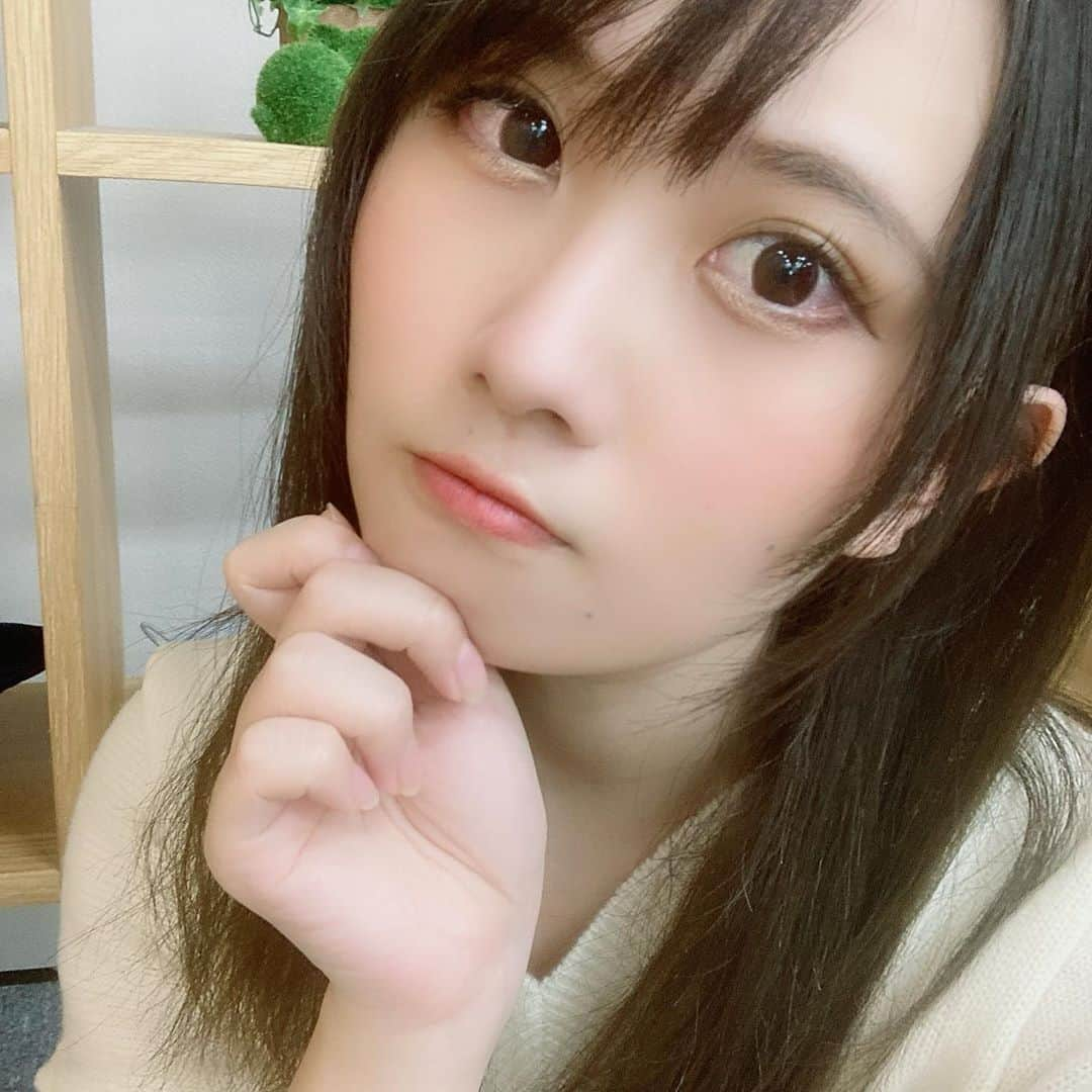 佐伯伊織さんのインスタグラム写真 - (佐伯伊織Instagram)「…  そいえばね、先日久しぶりに マツエクをしたんですけど、  実際みるとぶわっとしてて なんか濃さとか感じるけど、 自撮りだと映えるね…？  でもやっぱりまつげパーマの方が 自分には合ってそう、、、  なのでここに最後のマツエク姿 置いておきます🤔  マツエクでもこれならオススメ！ とかあれば教えてくだせぇ、、、🙇‍♀️」11月9日 22時39分 - nu_ko_saeki