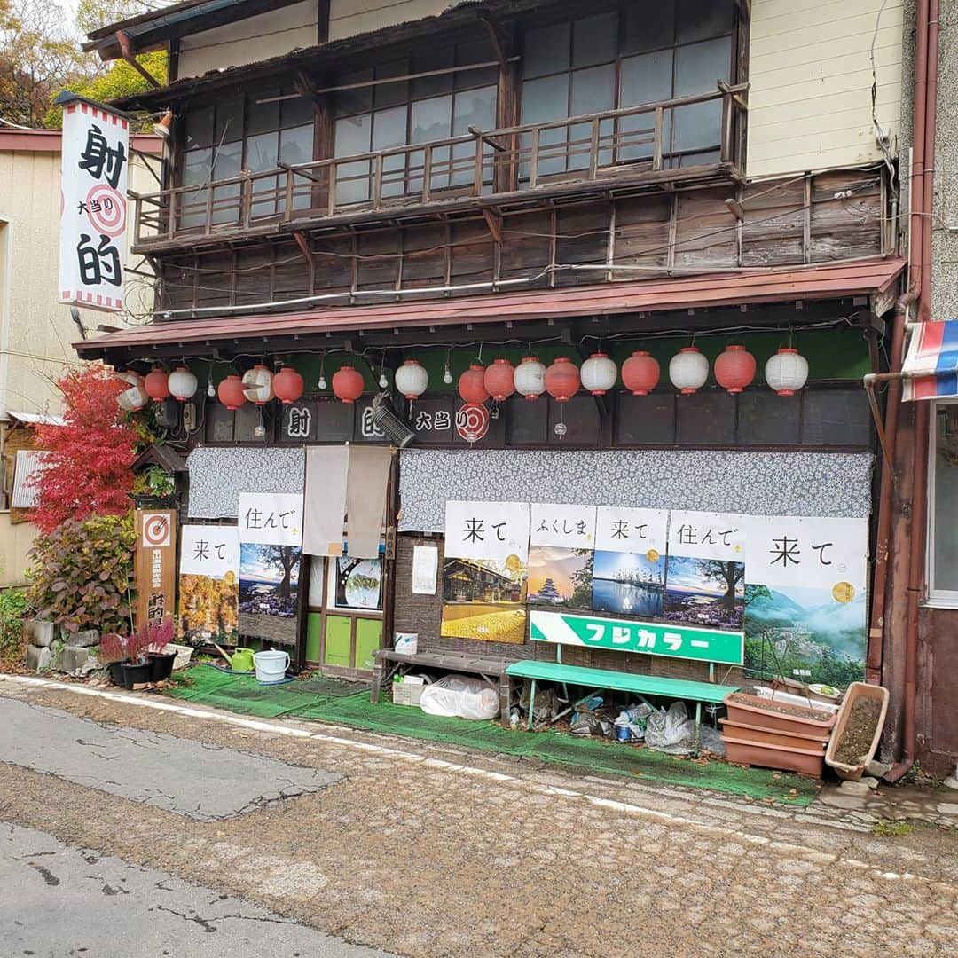 八つ橋てまりさんのインスタグラム写真 - (八つ橋てまりInstagram)「福島県会津若松に行ってきたよ😊 すんげーいいとこだった✨  #焼肉丸忠 #丸忠 #桜肉 #こだわりやま #馬刺し #鶴ヶ城 #紅葉 #田季野 #輪箱飯 #大川荘 #きめつのやいば #鬼滅の刃 #原瀧 #露天風呂 #朝散歩 #やつはしてまり #てまり #てまりん #芦ノ牧温泉 #東山温泉 #gotoキャンペーン  沢山いろんなとこに連れて行ってもらった😊 丸忠→桜肉が美味しくてお店は広めで満席にぎわってたよ。桜肉だけで8人前食べたとか、、 こだわりやま→馬刺しが美味しかった。 会津若松駅前で、ここも次から次にお客様が来ていたよ。ここで、シメにとチャーハン•焼きおにぎり•巻寿司を注文wふざけてんな 田季野輪箱飯→やっべーくらい美味しかった。お店もとてもよい雰囲気。 優しい味で、よくばり輪箱飯っていうのを注文したんだけど、ぎっしり具材が入ってて何よりキノコがとっても美味しかったー😆 食べて食べて食べまくったー 美味し物を沢山食べて体重が、、、 また頑張ろう💪  旦那様も一緒に案内して頂いて、夫婦とても仲良しで、こっちまで温かい気持ちになった🤗 のーんびりできました😊 ありがとう❤ #ポスト #ジブリ っぽい雰囲気」11月10日 9時30分 - temari.odebu