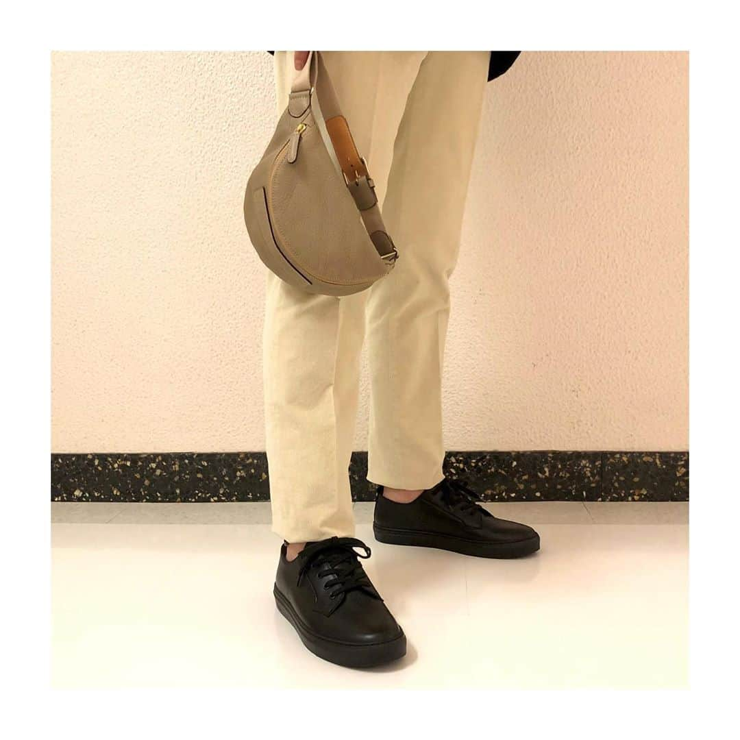 Felisi Japan 〔フェリージ〕さんのインスタグラム写真 - (Felisi Japan 〔フェリージ〕Instagram)「【Felisi Sneakers Styling】 . Felisiレザースニーカーを使った 冬の大人カジュアルコーディネート。 オフの日のお出掛けに、コンフォートな 履き心地のお洒落なスニーカーがあれば、 気持ちも晴れやかに楽しい時間が過ごせます。 . スポーティーなキルティングジャケットには、 上品で華やかなカラーのマフラーをポイントに、 柔らかな色を使ったニットとパンツで全体をまとめ、 足元に上質なレザーを使ったブラックワントーンの スニーカーでグッと大人な印象に仕上げました。   Jacket : LAVENHAM Price : ¥57,200 . Knit : Zanieri Price : ¥23,100 . Pants : INCOTEX Price : ¥38,500 . Bag : Felisi Price : ¥53,900 . Shoes : Felisi Price : ¥29,700 . Muffler : PIACENZA Price : ¥19,800 . . . #felisi #felisiselection #sneakers #styling #coordinate #lavenham #zanieri #incotex #piacenza #フェリージ #フェリージセレクション #スニーカー #スニーカーコーデ #休日コーデ #ラベンハム #キルティングジャケット #インコテックス #ザニエリ #ピアチェンツァ #バッグ #ウエストバッグ #ボディバッグ」11月10日 9時30分 - felisi_japan