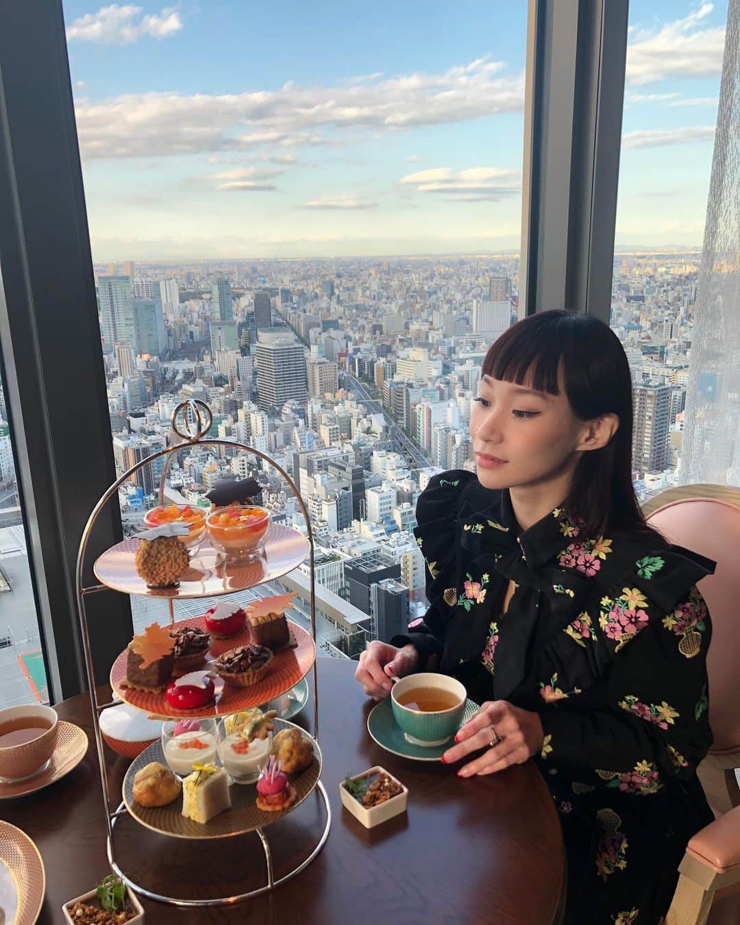 マドモアゼル・ユリアのインスタグラム：「Afternoon Tea at Mandarin Oriental Tokyo☕️🍰 先日、友人達と国立劇場で歌舞伎観劇をした後、都内の女子旅をしてきました😆 ご飯では何度か行った事はあったけど、実際に宿泊した事のなかった日本橋のマンダリンオリエンタルホテルに宿泊してきました✨アフタヌーンティーもとっても美味しかった☕️🍰 日本橋という立地の景色の面白さに感激。日本銀行は写真やGoogleマップでしか上から見た事なかったけど、真横にあったので上から見ることできました！ 本当に「円」の形になってた😳 ホテルの設えも至る所に日本の要素が取り入れられていて、とっても落ち着ける空間でした。 ありがとうございました🙇🏻‍♀️💖 この日着ているシャツとスカートは @batshevadress です👗 @mo_tokyo #mo_tokyo #マンダリンオリエンタル東京 #アフタヌーンティー #日本橋」