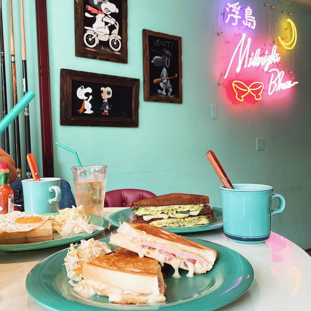 WAKAKOのインスタグラム：「good morning♥️ 昨日行ったサンドイッチのお店🥪 3種類どれも美味しかったけど ハムと玉ねぎとチェダーチーズとろ〜りの サンドイッチが一番美味しかった😍 セレクトショップもあってオシャレやったなぁ✨ . . . 📍#buymestandokinawa #genic_okinawa#girlswholift#沖縄#国際通り#タビジョ#国内旅行#沖縄旅行#サンドイッチ#食べ歩き#沖縄カフェ#グルメ女子#おしゃれカフェ」