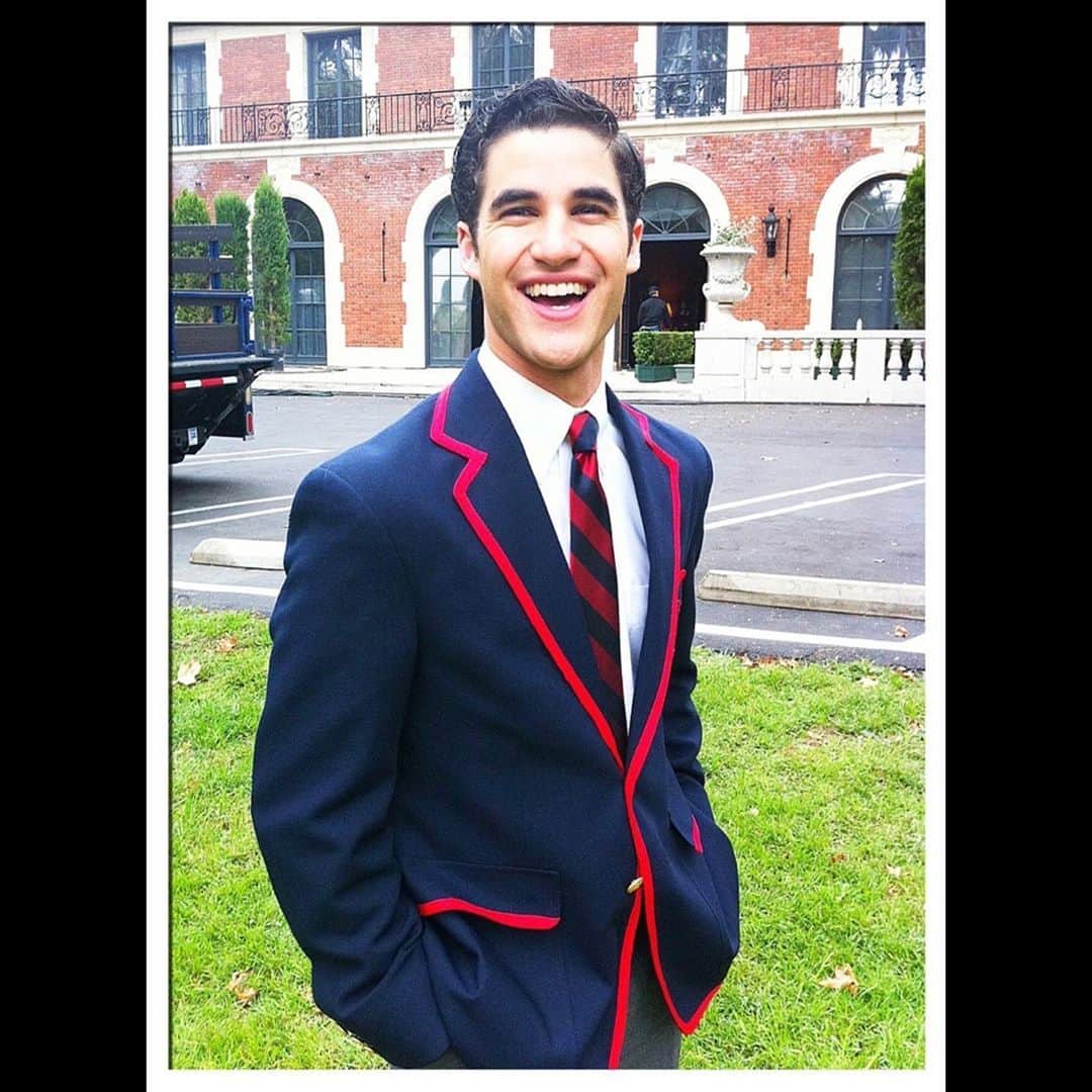 のインスタグラム：「Today marks the 10 year anniversary of my first appearance on Glee as Blaine Anderson in the episode “Never Been Kissed.” And while a number of you by that point may have already been pretty familiar with me as a totally awesome boy wizard or a Disney song nerd from the internet stage, no one can deny that Glee’s world presence catapulted my life to an entirely different level, and gave my career the opportunity to carry on in the way it’s been able to for the past decade. ⁣ ⁣ And it all happened through a literal song and dance that I could not be more proud of and grateful for. So whether you’re a Glee fan from back in the day, continue to re-watch it, or watching it now for the first time, thank you for allowing Blaine into your life. People always tell me how Glee changed their life, and I’m always happy to remind them how yeah, it changed mine too.  And how they, and you reading this, are a part of that. So thank you. ⁣ ⁣ But words and throwback pictures can only say so much.⁣ ⁣ So to celebrate this milestone, I’m gonna give some of that love and appreciation back and throw a livestream concert entirely for charity benefiting a variety of good causes in need during this insane year. I’m calling it DEC•AID, and I’ll be sharing songs, stories, and never-before-seen content from those good ol’ Glee days. I’ll even be auctioning off some special personal items to see if we can raise some extra dough!⁣ ⁣ This is something I’ve been wanting to do for a very long time, but just needed the right occasion. And between today’s anniversary, the holidays coming up, and the general sense of hope now in the air, the timing felt right. The show will be live on Saturday, November 28th, at 1pm PST. Still working out all the details but save the date and stay tuned via http://www.darrencriss.com/decaid or click the link in my bio.⁣ ⁣ In the meantime, in anticipation of DEC•AID, join me on Instagram Live TODAY at 4pm pst where I live-watch & react to “Never Been Kissed,” something I haven’t watched in… TEN YEARS. Come join me, watch along… and let’s see what I have to say!!! ⁣ ⁣ Love you all, thanks for hangin’ with me and Blaine all these years. Here’s to many more!」