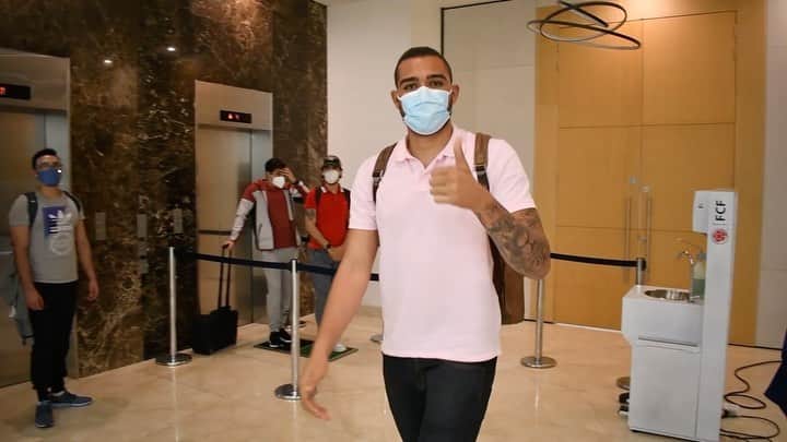 サッカー コロンビア代表チームのインスタグラム：「🎥 ¡Los primeros en llegar! 👍  Así llegó nuestro cuerpo técnico y @alvaromontero1 a la concentración 🙌  #VamosColombia 🇨🇴」