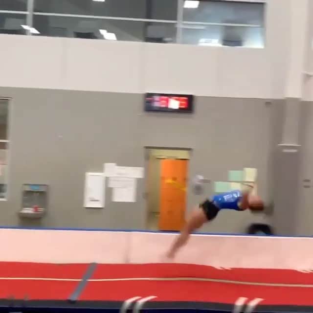 のインスタグラム：「Fuuuuunnnn!!!!🙌🙌  Posted @withregram • @worldchampionscentretx "We love growth" 💖~Coach @jeffreytbrown   #gymnastics #powertumbling」
