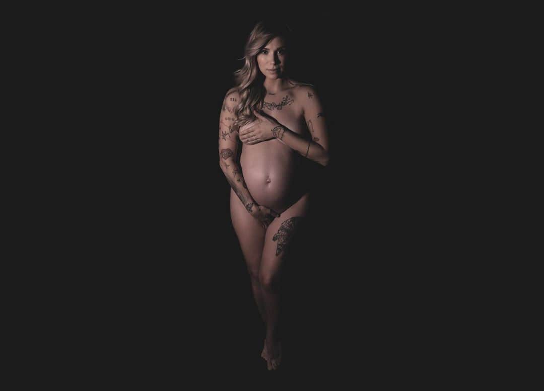 クリスティーナ・ペリーのインスタグラム：「i never wanted to do a maternity shoot. i didn’t take any photos when i was pregnant with carmella because i was so traumatized by the experience of expanding so much, but then after having a miscarriage in january, everything changed for me. i truly am grateful to be pregnant and grateful to be a woman. i am so blown away by what our bodies can do. i don’t know if i’ll ever be pregnant again, so this time i’m going to celebrate and honor my pregnancy, my baby & my beautiful body🤍」