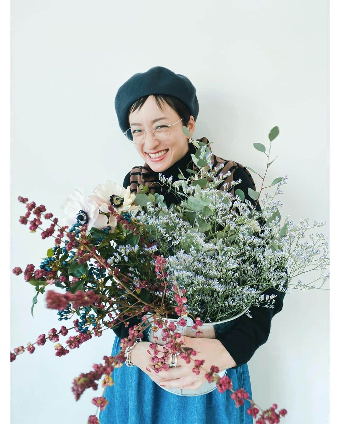高山都さんのインスタグラム写真 - (高山都Instagram)「昨日は @oblekt_jp の次のLOOK撮影でした。 今回のテーマは…ふふふ。月末にお披露目になるのでお楽しみに。 ものすごい数撮って、ヘトヘトになったけど、写真のあがり楽しみだなー。 オフショットは小道具で使ったお花たちと。 @the.daffodils.flowershop いつも素敵なセレクトありがとう。 このスカートもボーダーニットも作った新作です。」11月10日 8時29分 - miyare38