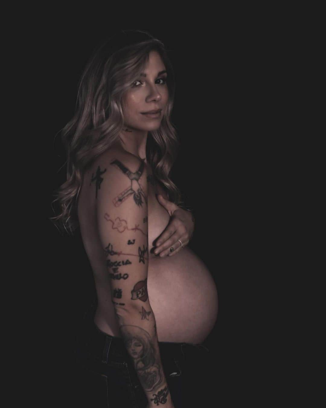クリスティーナ・ペリーのインスタグラム：「i never wanted to do a maternity shoot. i didn’t take any photos when i was pregnant with carmella because i was so traumatized by the experience of expanding so much, but then after having a miscarriage in january, everything changed for me. i truly am grateful to be pregnant and grateful to be a woman. i am so blown away by what our bodies can do. i don’t know if i’ll ever be pregnant again, so this time i’m going to celebrate and honor my pregnancy, my baby & my beautiful body🤍」