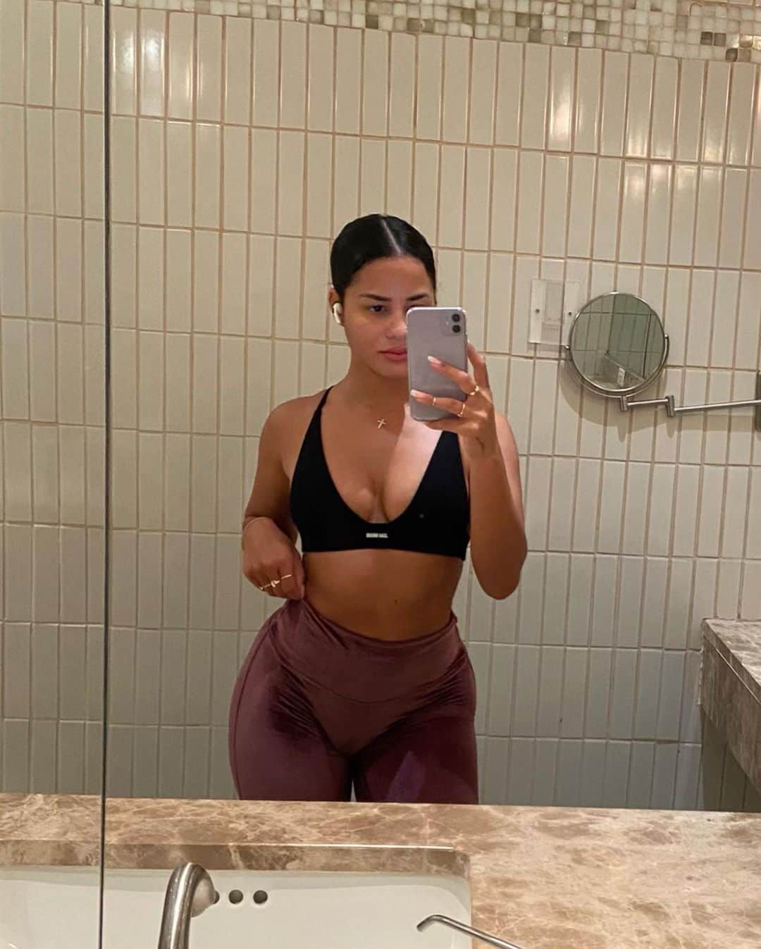 Katya Elise Henryさんのインスタグラム写真 - (Katya Elise HenryInstagram)「DAY 1 WEEK 1 of the @workouts_by_katya FITMAS challenge ✅💪🏽🍑🎄 how did you all find day 1?! suuuure kicked my ass 😅 but that’s what it’s all about, duhhhh. Issa challenge 😈😈 I seriously had had enough of being all off my gym and eating schedule for so long ☝🏽 so this challenge was actually just what I needed to get back on track and get workingggg to look and feel my best for the holidays! 6 more weeks left girls, let’s do this 😈」11月10日 8時53分 - katyaelisehenry