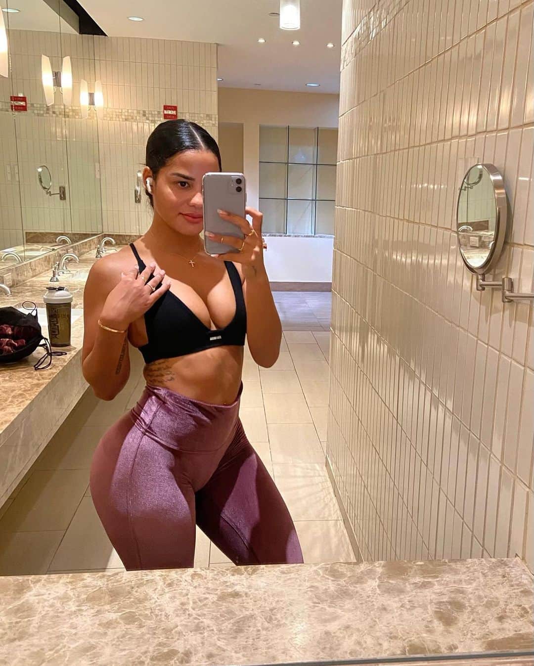 Katya Elise Henryさんのインスタグラム写真 - (Katya Elise HenryInstagram)「DAY 1 WEEK 1 of the @workouts_by_katya FITMAS challenge ✅💪🏽🍑🎄 how did you all find day 1?! suuuure kicked my ass 😅 but that’s what it’s all about, duhhhh. Issa challenge 😈😈 I seriously had had enough of being all off my gym and eating schedule for so long ☝🏽 so this challenge was actually just what I needed to get back on track and get workingggg to look and feel my best for the holidays! 6 more weeks left girls, let’s do this 😈」11月10日 8時53分 - katyaelisehenry