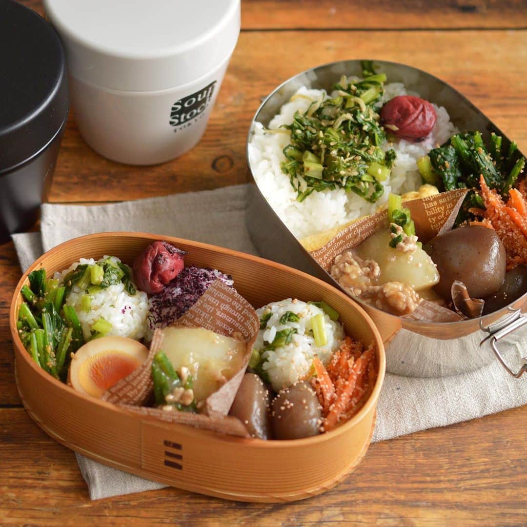 yukiyoのインスタグラム：「2020.11.10* ・ 今日のお弁当 ・ かぶの葉しらすおむすびとゆかりおむすび 味玉（硬め）or玉子焼き かぶのそぼろ煮 ほうれん草ごま和え 人参たらこ炒め 玉こんにゃく甘辛煮 ・ お湯を入れるお味噌汁付き ・ ・ "今日は昼休みに年賀はがき買いに郵便局いかねば" …と書きつつ忘れた昨日 今日こそは! （お弁当食べる前に行こう） ・ ・ #たらこ炒めって周りのおかずもたらこまみれになるよね #私だけかw ・ #お弁当 #obento #bento #lunch #lunchbox #onthetable #japanesefood #暮らし #曲げわっぱ #lin_stagrammer #ロカリ #おうちごはんLover #マカロニメイト #IGersJP #おむすび #おにぎり #フーディーテーブル」