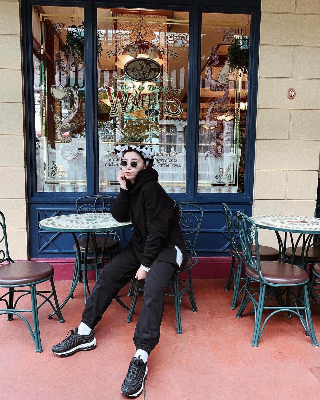のインスタグラム：「𝕘 𝕠 𝕠 𝕕  𝕞 𝕠 𝕣 𝕟 𝕚 𝕟 𝕘 🌞 アウター脱いだ中身。 上下スウェットでセットアップ風に。 楽ちんだし可愛い。 どうしても101匹カチューシャ したくて持って行ったよ🐶 今日からXmas🎄だよね？ Xmasも行きたい〜🥺❤️ 美女と野獣もベイマックスも外れました。笑 . . #tokyodisneyland #tokyodisneyresort #tdl #disneyland #disney #夢が叶う場所 . . . しっかりお休みしたぶん、また一生懸命💆🏻‍♀️❤️ 寒くなってきたから暖かくしてウイルス🦠に負けないように過ごしましょう〜💪🏼💪🏼💪🏼」
