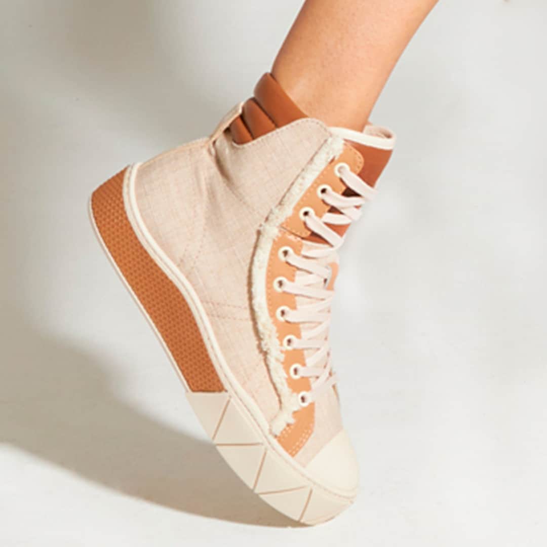 Schutzのインスタグラム：「WATCH YOUR STEP - WEAR COOL SNEAKERS ❤️ #schutzurban #schutzsneakers」