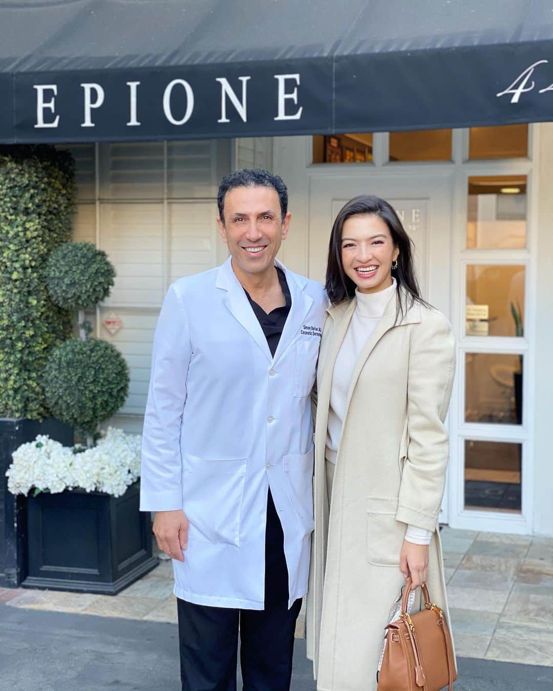 ラライン・シャーのインスタグラム：「Staying forever young from the inside and out with the legend Dr. Simon! So much love for the kind and nurturing soul that is @simonourianmd1 . Beauty is not just skin deep but...we all need help at times to love the skin we are in!❤️ #Coolaser #therapy #simonourian」