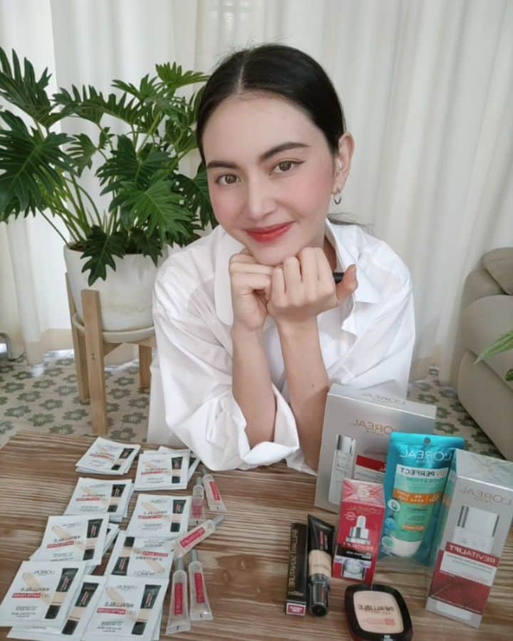 マイ・ダーウィカーのインスタグラム：「นี่ ๆ ใหม่มีโปรจาก L’Oréal Paris มาบอกค่ะ 🎉11.11 นี้ เค้าจัดโปรใหญ่สุดของปี ทั้งลด ทั้งแถม จัดหนักจัดเต็มสุด ๆ  ถ้าไม่อยากพลาดรีบไปติดตามดูโปรโมชั่นได้เลยที่ 👉 FB: L’Oréal Paris นะคะ ใหม่ไม่อยากให้พลาดเลยค่ะ ❤️  #LOrealParisTH」
