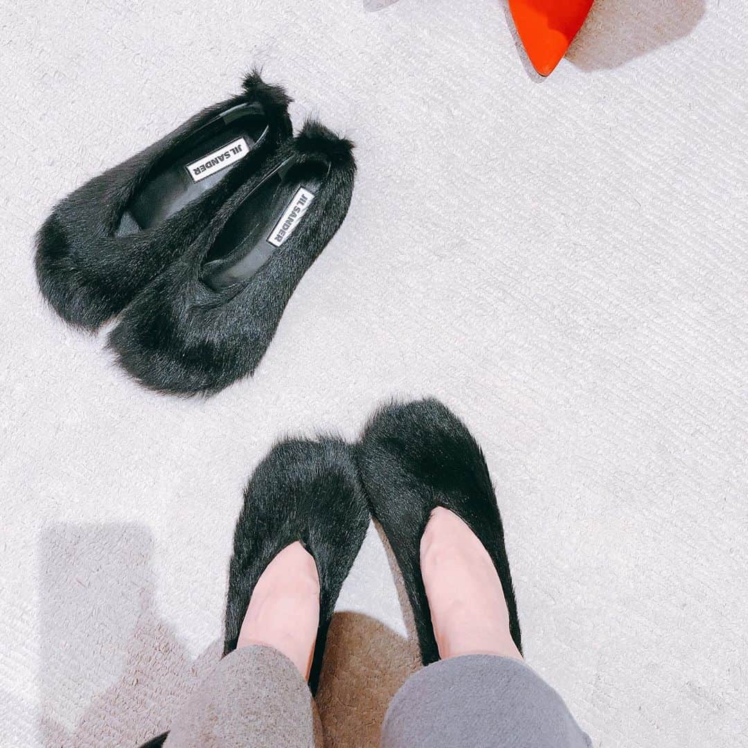 カオルコさんのインスタグラム写真 - (カオルコInstagram)「買い付け少ないのをオソロした。 真っ先にかぶる。 盛り上がる。 お買い物へ行くのが一番ラクなひと。  #jilsander #fashion #shoes #myfav #足元 #옷스타그램 #shopping #お気に入り#おでかけ #ファッション #mystyle」11月10日 8時58分 - ka_ruk_