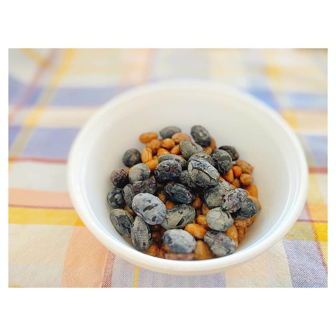 荒川れん子さんのインスタグラム写真 - (荒川れん子Instagram)「My favorite handmade Black Natto with Shoyu Koji sauce. You can get it at farmers market😊 この黒豆納豆がお気に入りです。手作りで、一緒に付いてくる醤油麹のタレと大粒の黒豆の食感が良い感じ✨カカアコとパールリッジ、そして今週末から再開のKCCのファーマーズマーケットで買えます。お豆腐も美味しい😍手作りの丁寧さを感じられるお店です💕 . . #hawaii #aloha #hilife #travel  #natto #instagood #farmersmarket #handmade #luckywelivehawaii #vegan #superfoods #lifeisajourney #lovehawaii #kccfarmersmarket #ハワイ #ハワイ生活 #ハワイ暮らし #旅 #日々の暮らし #ハワイ旅行 #ハワイ好き #ハワイ好きな人と繋がりたい #納豆 #黒豆 #手づくり #麹 #菌活 #シンプルライフ #丁寧に暮らす #スーパーフード」11月10日 8時59分 - renren_hawaii