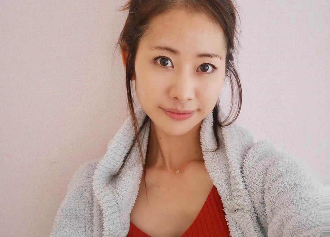 牧村麻美のインスタグラム：「まつ毛育成3か月経過👁  マツエク？ってよく聞かれるくらいに伸びた。 密度もわさーっと増えた。 色素沈着により天然アイシャドウ風にもなった。  すっぴんでもある程度いける。（目元のみ） 写真は明るさイジって、肌の色々飛ばしてます👍  #エマーキッド　と　#マジョリカマジョルカ　のコラボ凄い！  #みるみる伸びるから面白くなーるー #まつ毛パーマしたみたいにくるんってなーるー #みんなにおすすめして回し者みたいになーるー #家族に「ねぇまつげ伸びたよねー？伸びてるよねー？でへへへ」って目近づけ過ぎてウザがられーるー  #まつ毛美容液 #まつ毛育毛剤 #まつ毛#まつげ#ママ美容#男の子ママ#自まつ毛#自まつ毛育成」