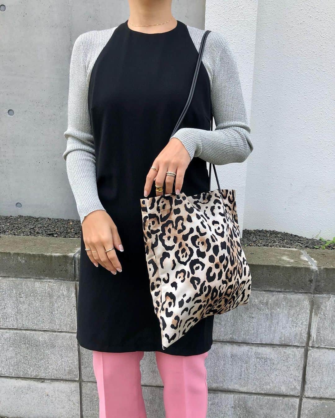 ◆miki◆のインスタグラム：「* * 🐨🐨🐨 * ちょっと前のコーデ💭  もうこんなペラペラな格好出来んよ 今や外は雪景色よ⛄ さっぶぅ～🥶🥶🥶🥶 タイヤ交換もまだしてないしなぁ ヤバいでヤバいで！  今年はアウター買うつもりなかったんやけども@peache_select  で NORTHの可愛いダウン見つけてもーて こっちに売ってない言うもんだから そんなん言われたら  そらちょっと着てみよー どれどれーっつって  はい、可愛い～🥺買いますぅ～ ヘビロテしちゃうんだーい😚  あ、父ちゃんに言うてなかった🤭  #公開報告 #母ちゃんのootd #ママコーデ #ママファッション #アラフォーコーデ #アラフォーファッション」