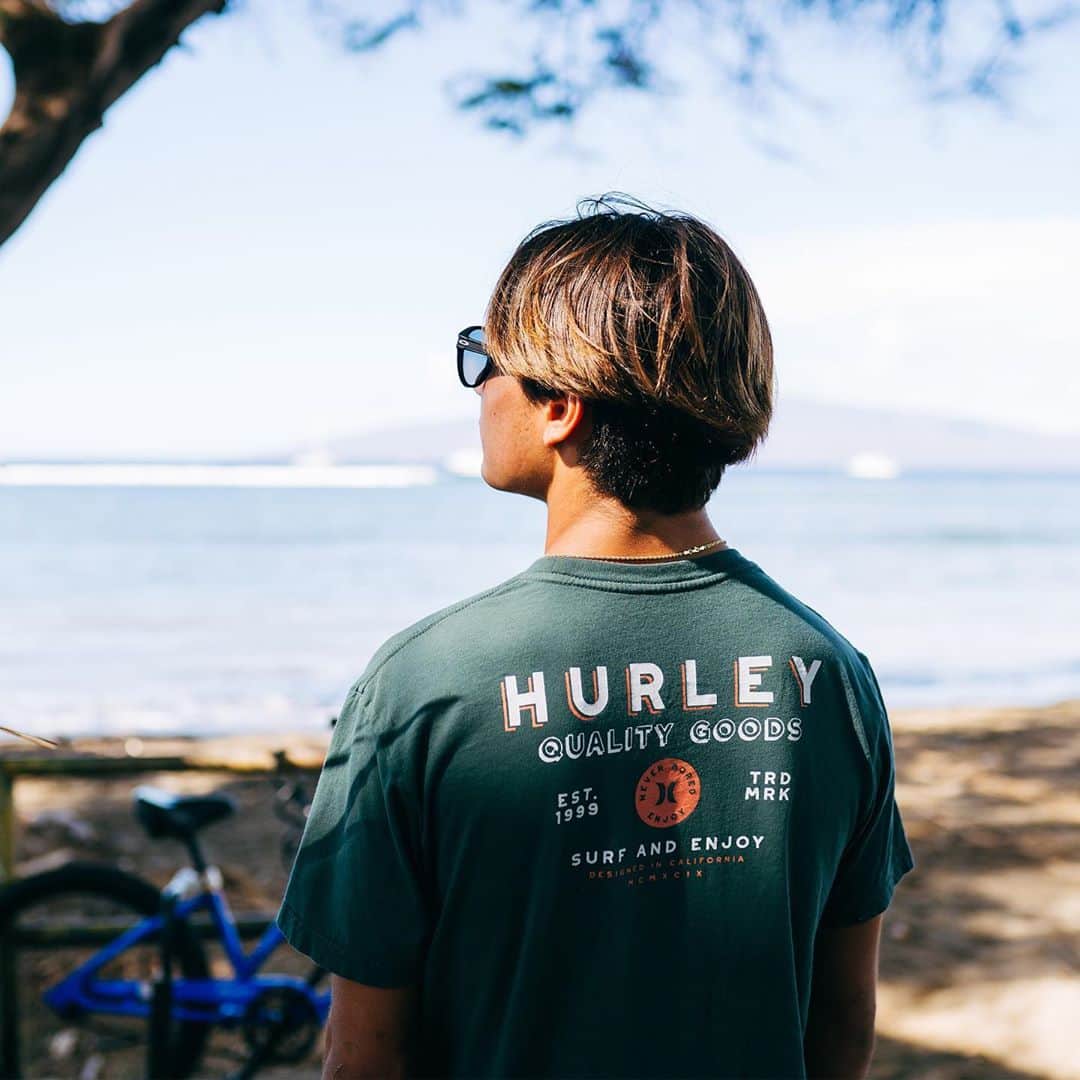 hurleyさんのインスタグラム写真 - (hurleyInstagram)「@elihanneman wearing the Premium Tsuba Short Sleeve at home. Head over to Hurley.com to shop graphic tees perfect for hanging out around the house or checking the surf.」11月10日 9時14分 - hurley