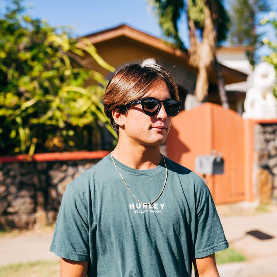 hurleyさんのインスタグラム写真 - (hurleyInstagram)「@elihanneman wearing the Premium Tsuba Short Sleeve at home. Head over to Hurley.com to shop graphic tees perfect for hanging out around the house or checking the surf.」11月10日 9時14分 - hurley