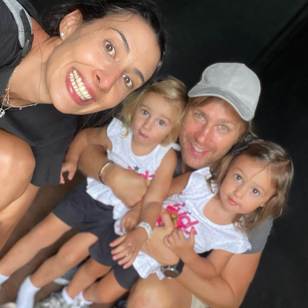 シェイラ・カストロのインスタグラム：「Tem coisa melhor que família? Amo vcs demais!!! #albumdalizeninna #umaloirinha #umamoreninha #maedemenina #maedemeninas」