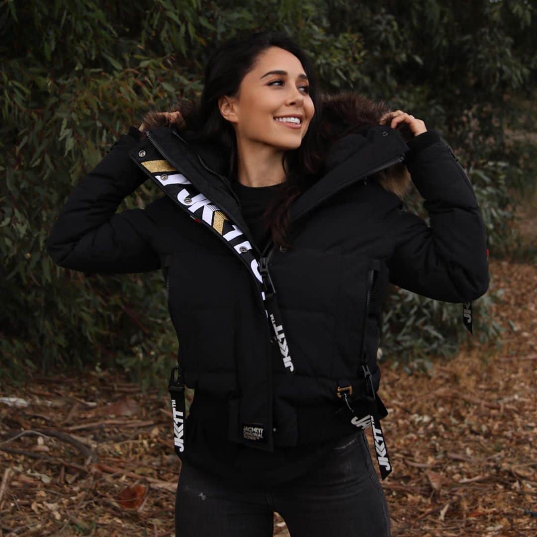 Tianna Gregoryのインスタグラム：「Fall time 🍁 🥶 means wearing my favorite jacket @jack1t. Hope you all had a wonderful day 💕💕」