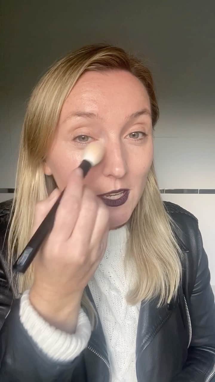 JO BAKERのインスタグラム：「💦💦💦  Fresh NEW LINE.... for all you @weleda_usa #weledaskin lovers!! Sheer hydration that gives maximum nourishment with weightless fast absorbing formulas. Watch as I open the Sheer Hydration collection for first time  and put it through a vigorous makeup test!! For maximum moisture infused with #pricklypear gives all day dewiness.  See me test the durability under 3 different #cultfavorite #makeupartist loved foundations !! @shiseido @cledepeaubeauteus @chanel.beauty @welovecoco #weledapartner #jobakermakeupartist #skincare #makeup #makeuptutorial #makeuptest #skincareproducts」