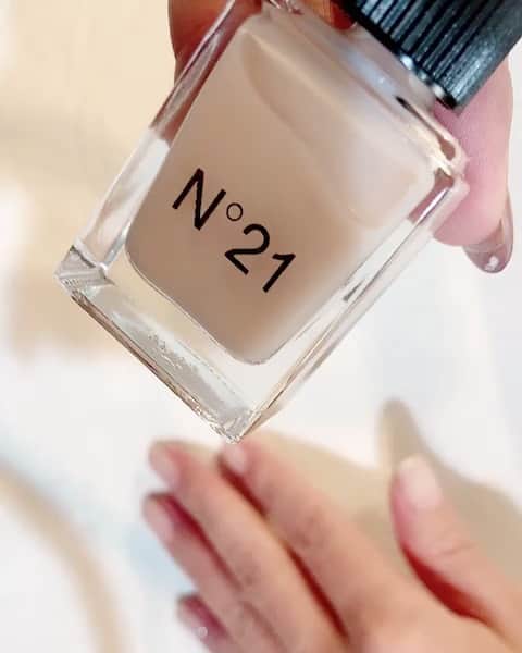 のインスタグラム：「#AYAKOXN21 NUDE collection 優しくて、美しいヌード。  私も早速ネイルをヌードに。 ジェル派なので、透明のジェルの上に二度塗りしてトップしてもらいました♡ #長持ち中 #specialthanks to @maktub_erica  @maktub_shuko   #阪急うめだ本店 1F コトコトステージ11 にて N21日本限定プロジェクト #ガラージュヴェントゥーノ 初ポップアップ開催中  サステナブルで 「長く愛せる素敵なもの」 「幸せな気持ちになれるもの」をコンセプトにブランド初となるビューティーを含む全5種類/8商品を限定販売。  #GarageVentuno #N21Beauty #AyakoxN21 #numeroventuno  #alessandrodellacqua  #HANKYUMODE  @numeroventuno  @alessandrodellacqua  @hankyumode  @studio_ayako   #izastagram」