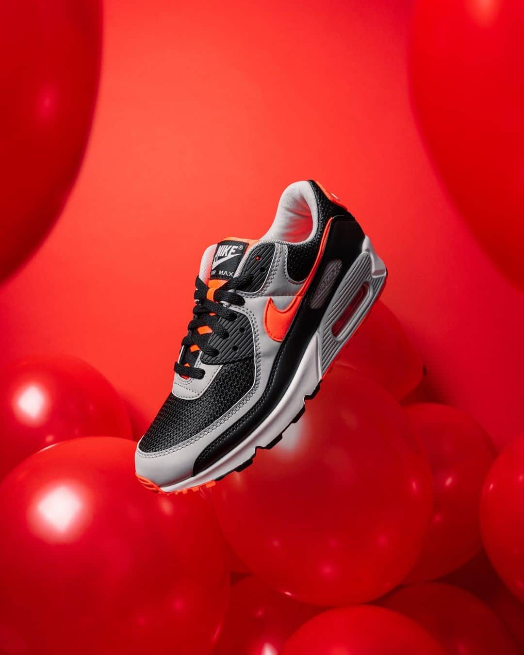 Foot Lockerさんのインスタグラム写真 - (Foot LockerInstagram)「Inspired by a legendary colorway. The #nike Air Max 90 'Radiant Red' is now available.」11月10日 0時30分 - footlocker