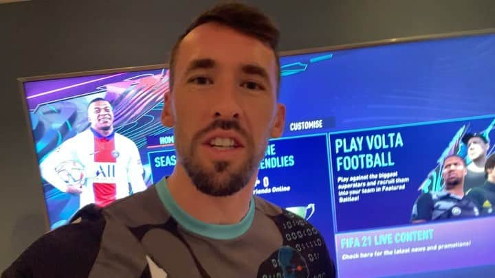 クリスティアン・フックスのインスタグラム：「Do you have the skills to beat me on #FIFA21? You can play me now on @bast.ggaming. All the money raised goes to the VS Foundation of @lcfc and in addition I will match any amount raised! Bring it on!  #LCFC #Charity #Bast #BastGaming」