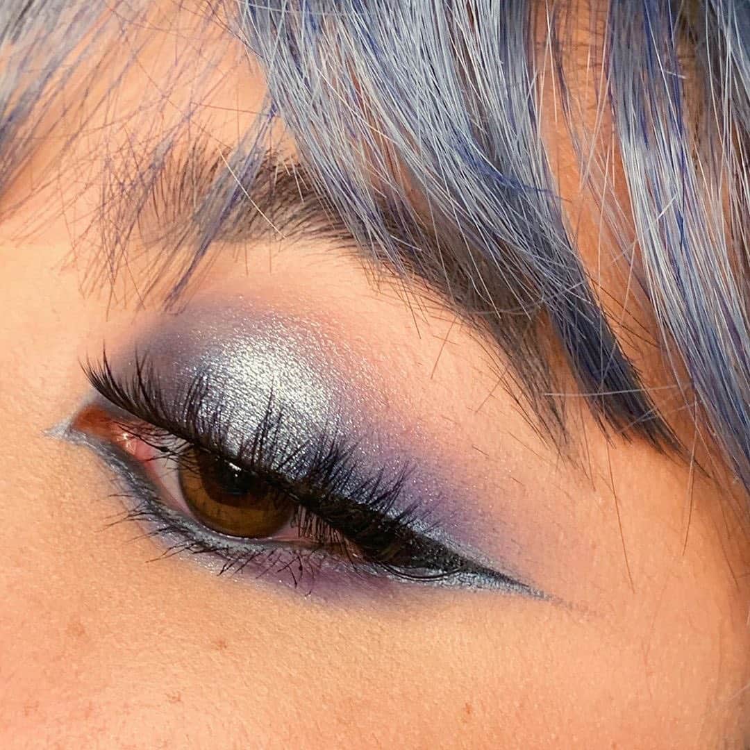 Revlonさんのインスタグラム写真 - (RevlonInstagram)「There’s just something about a good charcoal liner…  @emilydoes_makeup is wearing our no.1 longwear #ColorStay Eyeliner in beautiful, versatile Charcoal (204)」11月10日 0時49分 - revlon